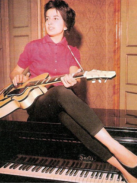 Mina con un pianoforte Anelli