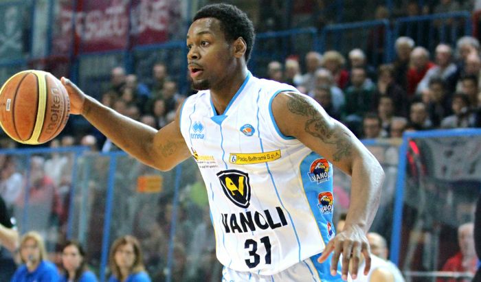 James Bell in azione con la canotta Vanoli
