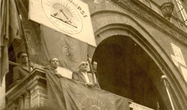 Comizio marzo 1946 - Nenni parla in Piazza del Comune - al suo fianco Emilio Zanoni


