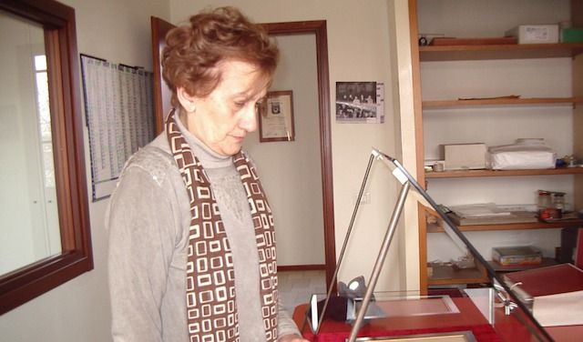 La Direttrice dell'Archivio impegnata nella catologazione del fondo Zanoni

