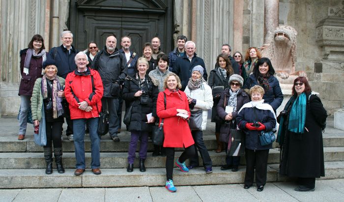 Giornalisti inglesi davanti alla Cattedrale di Cremona