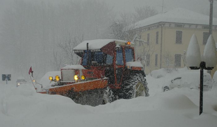 Un trattore spala neve