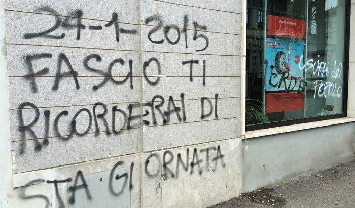 Scritte lasciate dai membri dei centri sociali nel corteo di sabato 24 gennaio
