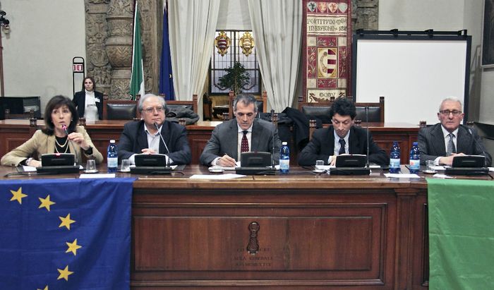 Carlo Cottarelli (al centro), a palazzo del Comune