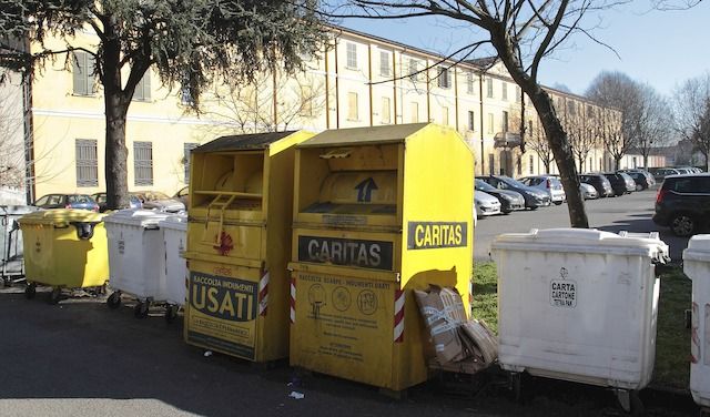 CASSONETTI PER LA RACCOLTA DEGLI ABITI USATI
