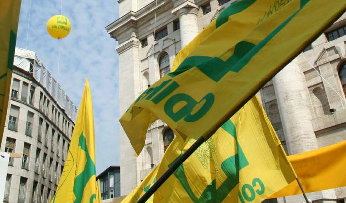 Bandiere Coldiretti davanti alla Borsa di Milano