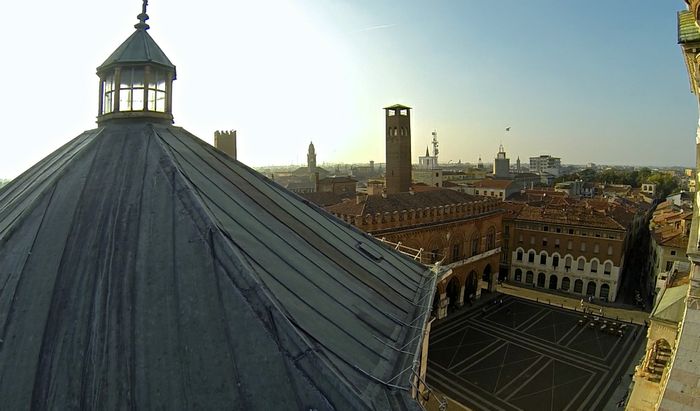 Cremona skyline, drone in volo su piazza del Duomo