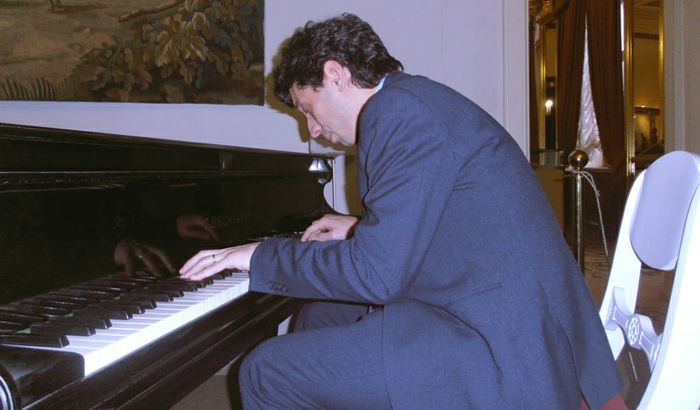 Il sindaco Galimberti suona il pianoforte