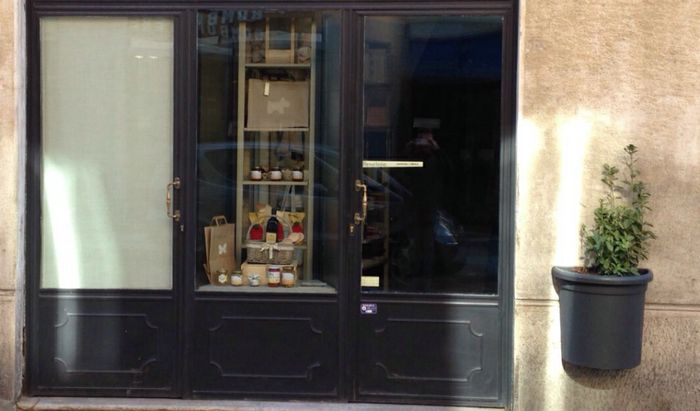 Vetrina punto vendita 'Penelope' in corso Matteotti