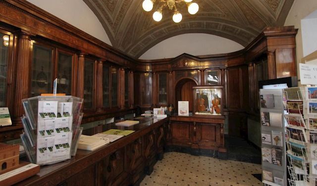 L'arredo della prima farmacia comunale, oggi nella sede dell'Apt
