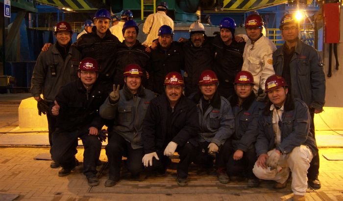 Nella foto un gruppo di tecnici cinesi a Rizhao. In alto a sinistra l’Ing. Aiolfi, che ha guidato il gruppo del personale Arvedi durante la “prima colata” della Linea ESP 1 di Rizhao