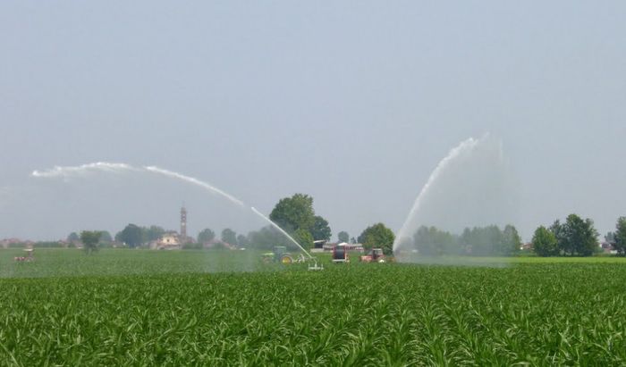 L'irrigazione dei campi nelle campagne cremonesi