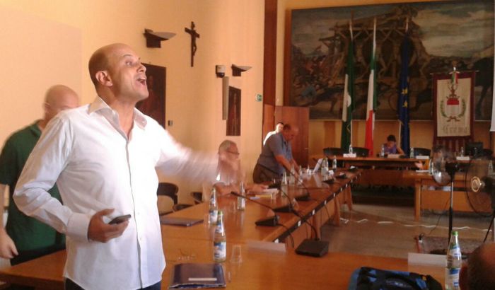Nervi tesi in Sala degli Ostaggi, in primo piano Antonio Agazzi