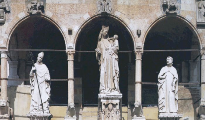 Duomo, le tre statue del Protiro
