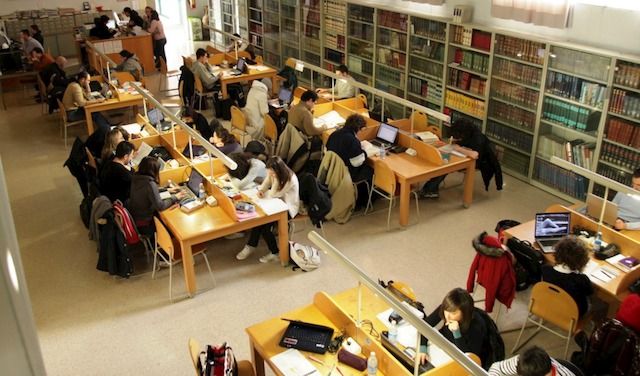 Persone in biblioteca

