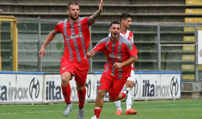 Magnaghi esulta con Maiorino dopo il gol Mantova