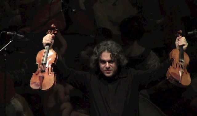 Andrea Cardinale con i due violini Cremonese 1715 e Stauffer