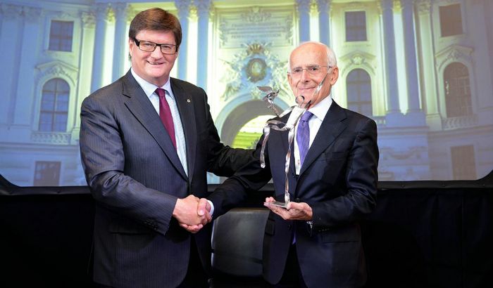 Giancarlo Stringhini riceve il premio da Markus Mol