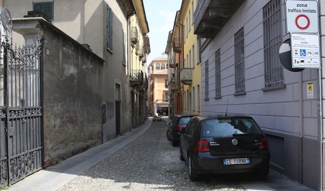 CREMONA CENTRO STORICO ZTL AUTO IN SOSTA