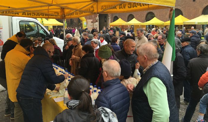 La battaglia per il latte italiano in piazza Stradivari a Cremona
