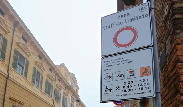 Via tribunali

