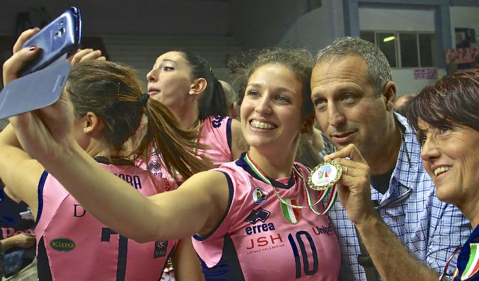 Carlotta Cambi festeggia la Supercoppa con un selfie