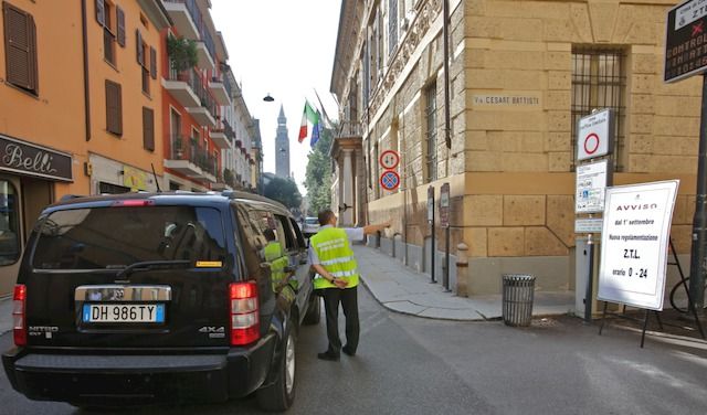 CREMONA CENTRO STORICO ZTL AUTO IN SOSTA