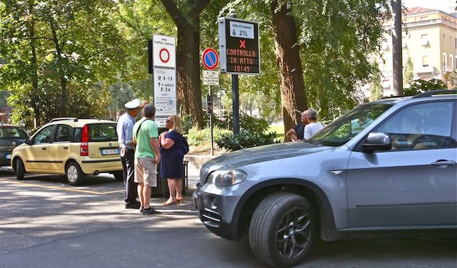 CREMONA CENTRO STORICO ZTL AUTO IN SOSTA