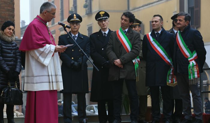 Il Vescovo Antonio Napolioni davanti alle autorità civili e militari