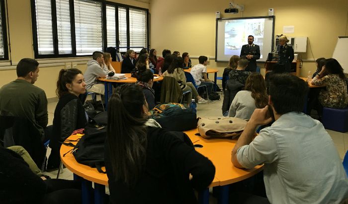 Nella foto la lezione della Guardia di Finanza nelle scuole