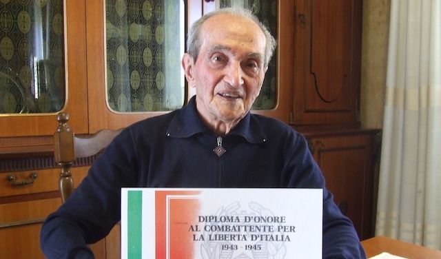 Aurelio magni con diploma del pres Pertini

