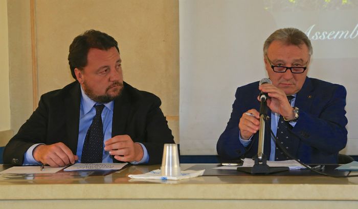Apa in assemblea - A sinistra l'assessore Gianni Fava, a destra il presidente Riccardo Crotti