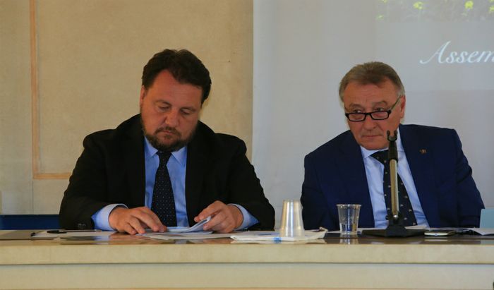 Apa in assemblea - A sinistra Gianni Fava, a destra Riccardo Crotti