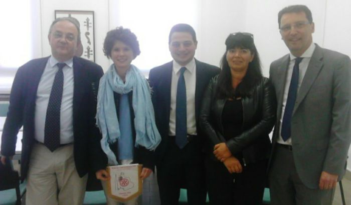 Nella foto, alla destra del prof Morelli, il primo da sinistra, Camilla Foletti, premiata con la borsa di studio 