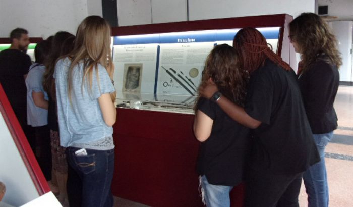 Visitatori davanti alla vetrina del Museo mentre ammirano le armi del Guerriero Celta