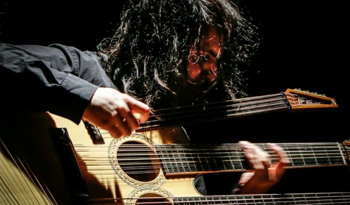 Paolo Schianchi con la chitarra a 49 corde