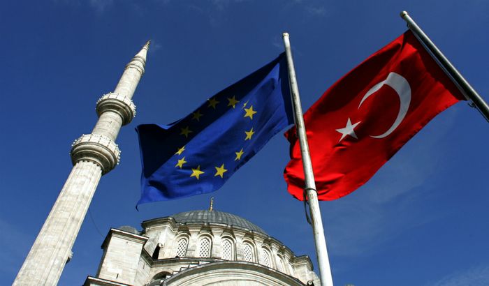 Bandiere della Turchia e dell'Unione Europea