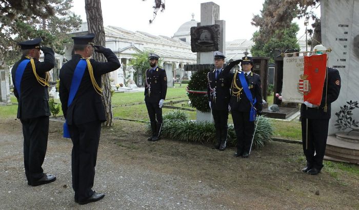 Polizia Municipale - Cerimonia al cimitero