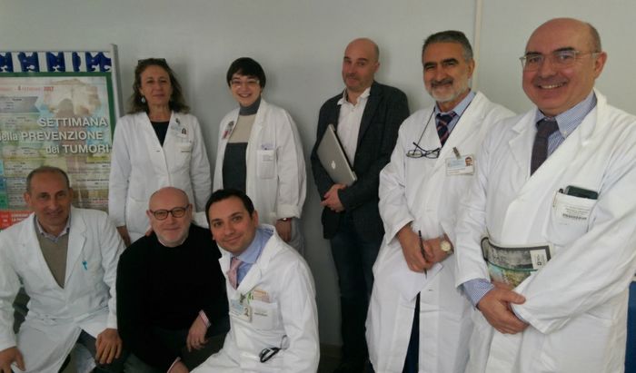 (in piedi da sinistra) Maria Sessa, Sarah Brenna, Fulvio Tartara, Rodolfo Passalacqua, Giancarlo Bosio(in ginocchio da sinistra) Giuseppe Virzì, Franco Fumagalli, Matteo Brighenti