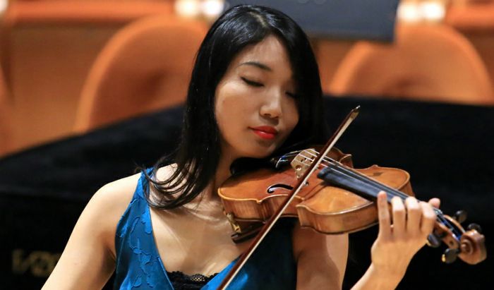 Lena Yokoyama con il violino Stradivari Vesuvio 1727