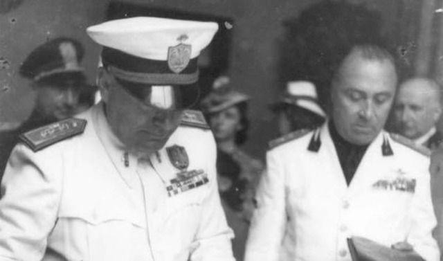 Benito Mussolini e Roberto Farinacci con la stessa divisa nel 1939
