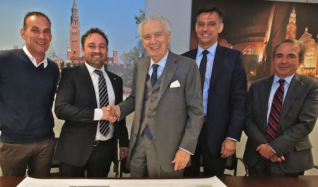 Da sinistra, Michele Zamboni, vice sindaco, Marco Pipperi, sindaco di Robecco d'Oglio, Giovanni Arvedi, Mario Vergna, Amministratore delegato Ilta Inox e Omar Molinari, Direttore di stabilimento Ilta Inox