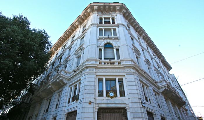Il palazzo del Credit Agricole Cariparma in piazza Roma
