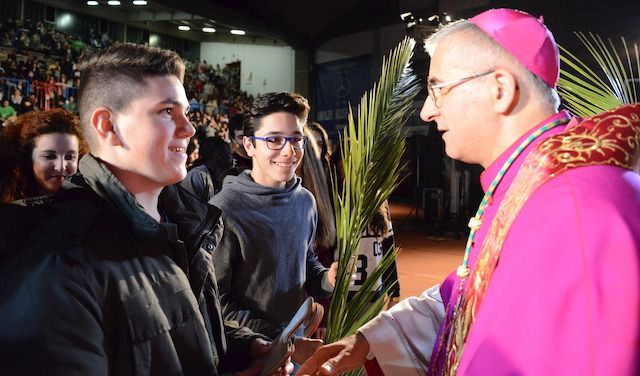 Il Vescovo Napolioni con un gruppo di giovani

