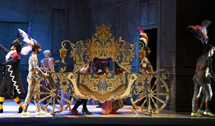 La prova dei costumi di “La Cenerentola” al Teatro Grande di Brescia
