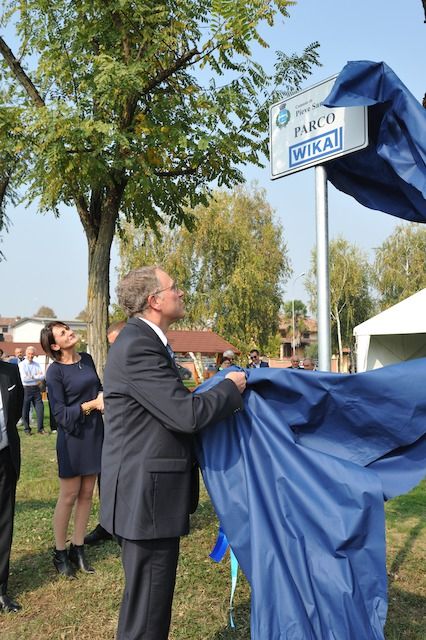 Alexander Wiegand, Ceo di Wika, scopre il telo durante l'inaugurazione del Parco Wika a Pieve San Giacomo. 