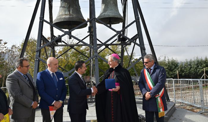 La cerimonia di consegna della torre campanaria provvisoria - La Stretta di mano fra Renato Crotti e l'Arcivescovo Renato Boccardo
