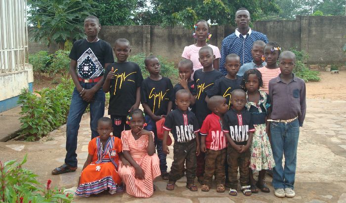 Un gruppo di ragazzi ospiti dell’orfanatrofio di Mbuyi Mayi 
