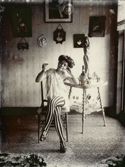 L’immagine grande al centro è un celebre scatto del fotografo americano Ernest Joseph Bellocq che nel 1912 documentò la vita delle prostitute di Storyville quartiere a luci rosse di New Orleans