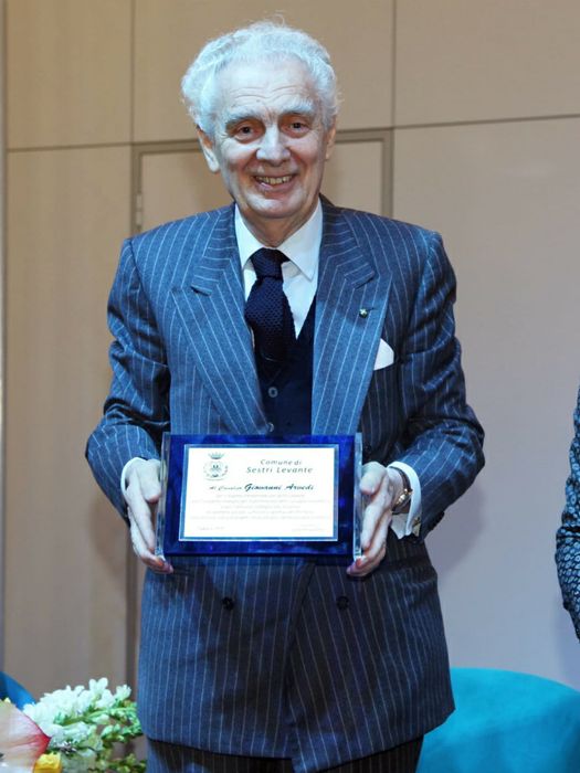 Giovanni Arvedi con la targa relativa al riconoscimento della Cittadinanza Onoraria